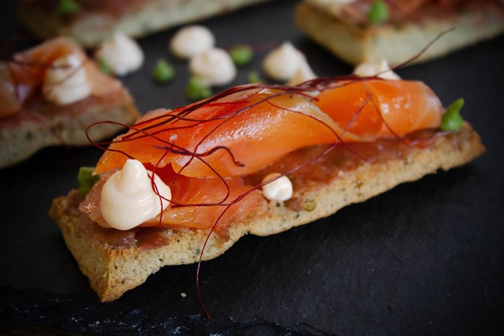 Tostada de pan de algas wakame con salmón ahumado